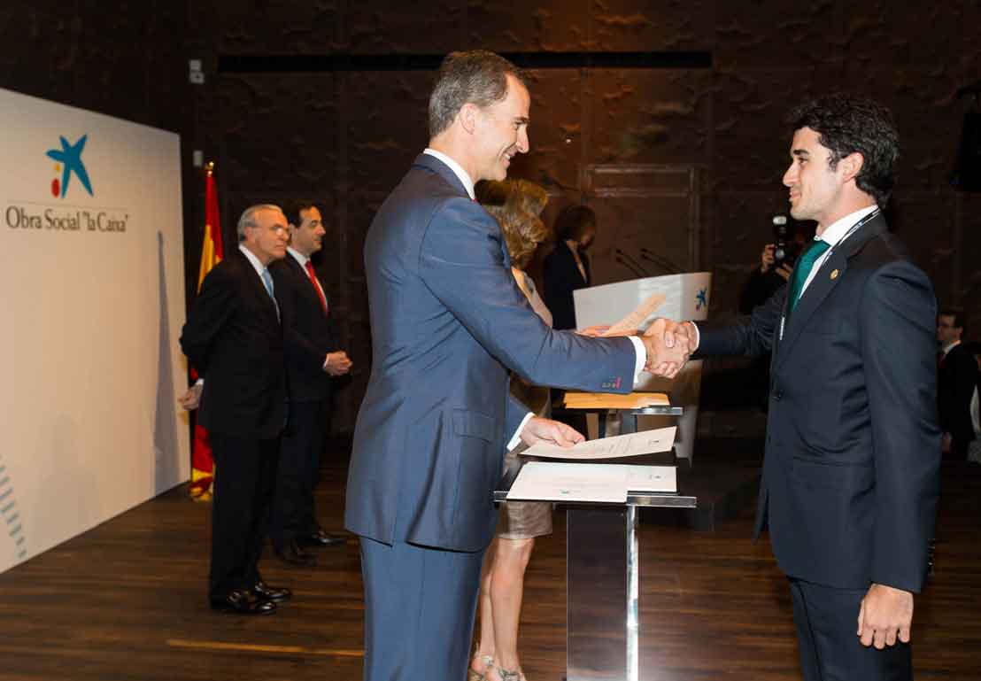 Carlos en el momento que recibe de manos de Su Majestar El Rey Don Felipe VI la Beca de La Fundación La Caixa